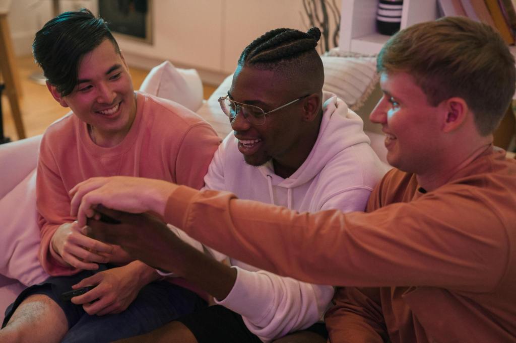 Como fazer amigos locais? Dicas para vencer a timidez e a barreira da&nbsp;língua